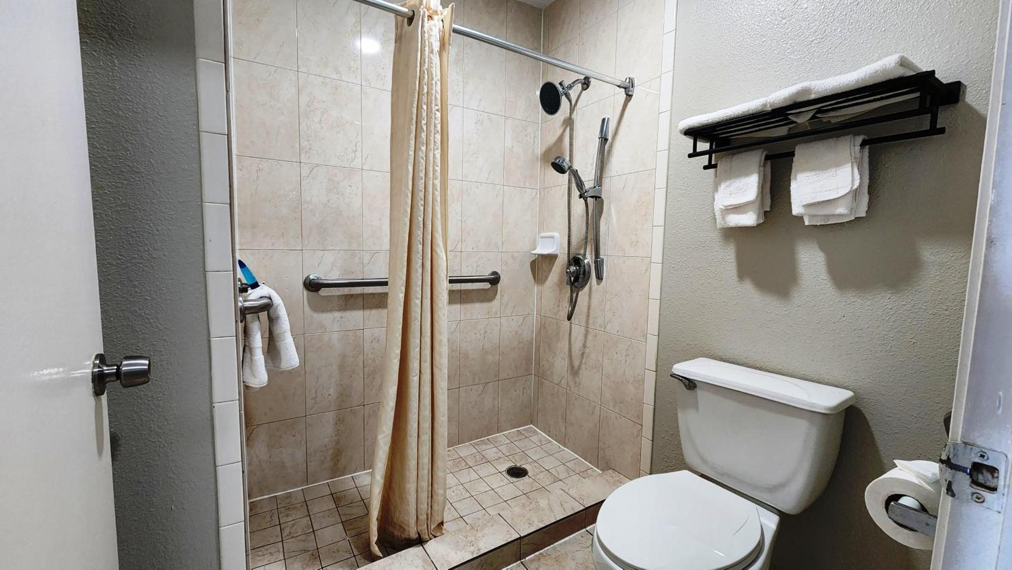 Scottish Inn & Suites Wharton Extérieur photo